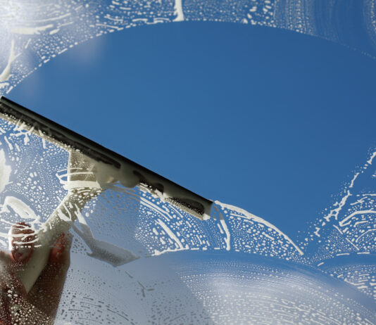Genbrug vinduesskraberen ved at skifte gummi Vinduesskraber